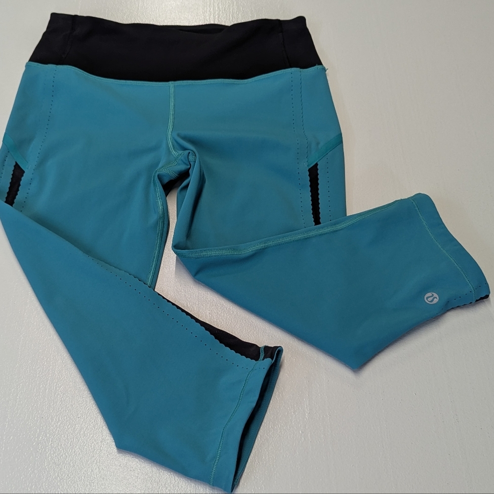Lululemon Smooth Stride Crop (17" )Viridian Green / Black Size 6